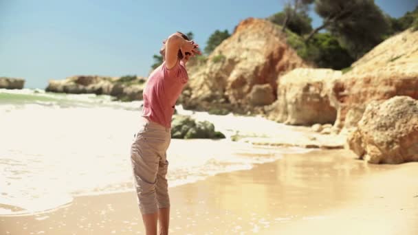 Uomo in piedi sulla spiaggia — Video Stock