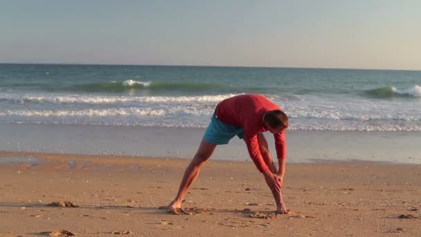 Homem se exercitando na praia — Vídeo de Stock