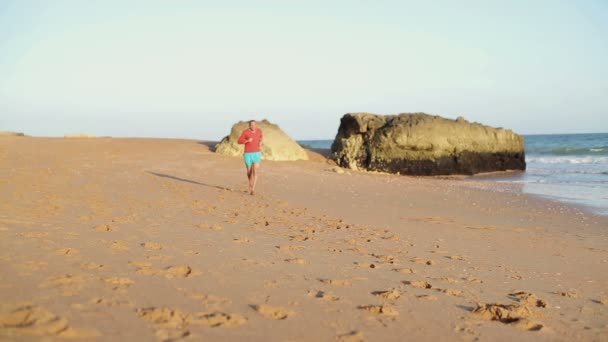 Man jogging on beach — Stock Video