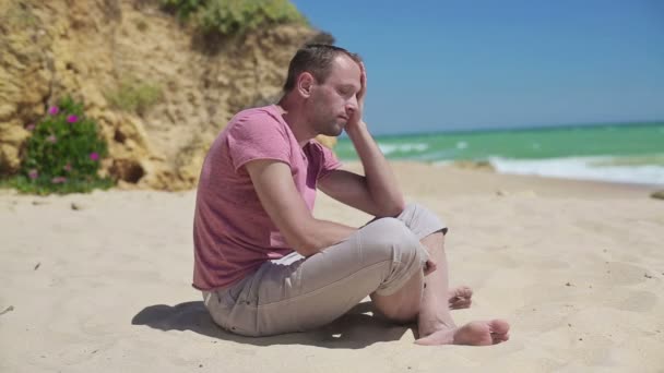 Verdrietig man op strand — Stockvideo