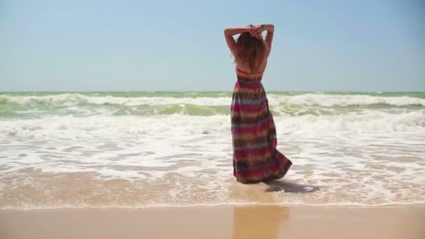 Mujer de pie en la playa — Vídeos de Stock