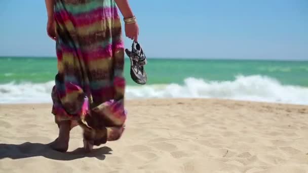 Frau steht am Strand — Stockvideo