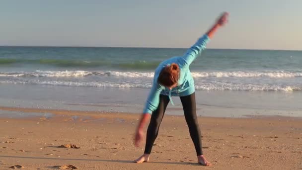 Mujer haciendo ejercicio en la playa — Vídeo de stock