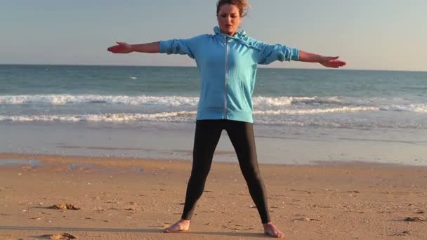 Mujer haciendo ejercicio en la playa — Vídeo de stock