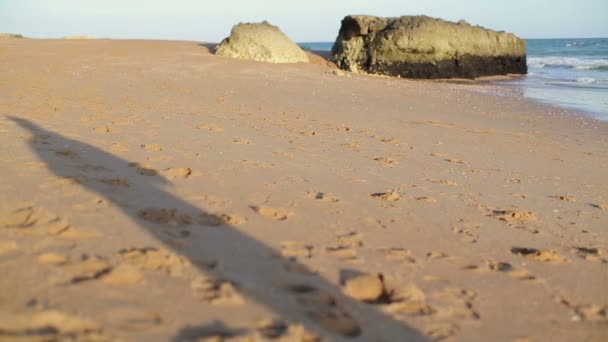 Mujer corriendo en la playa — Vídeos de Stock