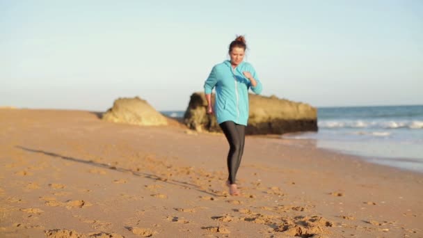 Donna che prende fiato durante il jogging — Video Stock