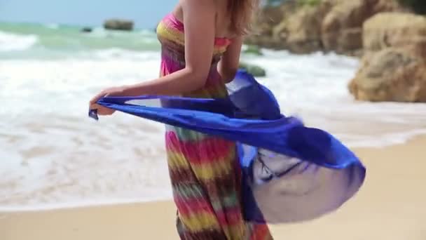 Femme sur la plage — Video