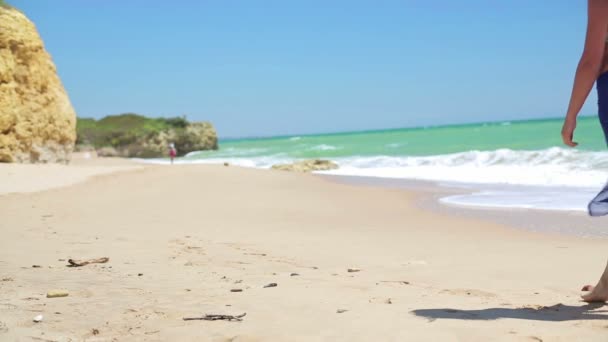 Mujer sexy caminando en la playa — Vídeo de stock