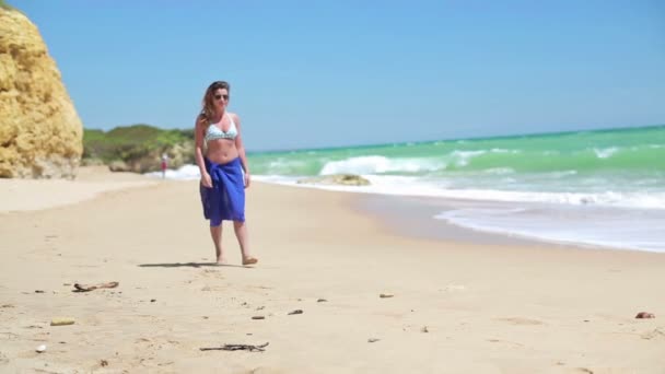 Donna sexy che cammina sulla spiaggia — Video Stock