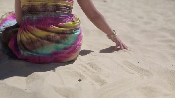 Frau spielt mit Sand am Strand — Stockvideo