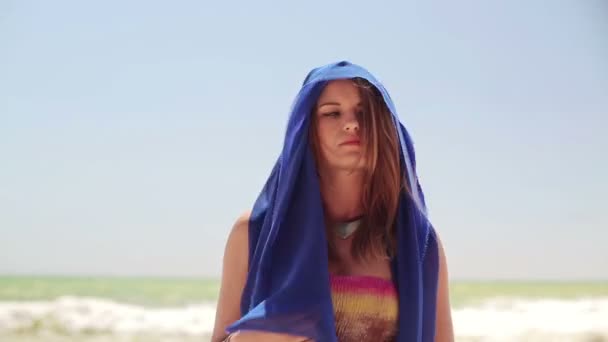 Pareo sahilde bir kadınla — Stok video