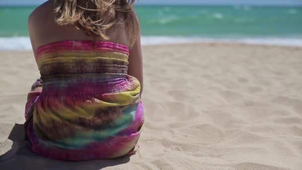 Mulher Relaxante na praia — Vídeo de Stock