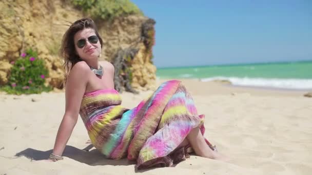 Femme assise sur la plage — Video