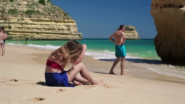 Pár na exotické pláži — Stock video