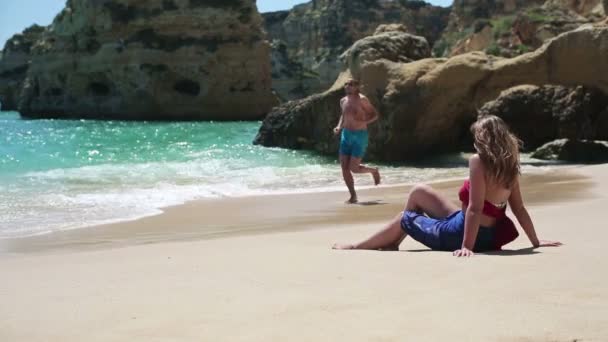 Γυναίκα χαλαρώνοντας στην παραλία — Αρχείο Βίντεο