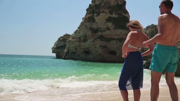 Paar staande op exotische strand — Stockvideo