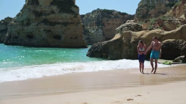 Couple marchant sur la plage — Video