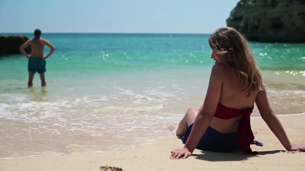 Γυναίκα χαλαρώνοντας στην παραλία — Αρχείο Βίντεο