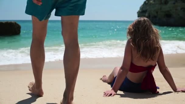 Frau entspannt sich am Strand — Stockvideo