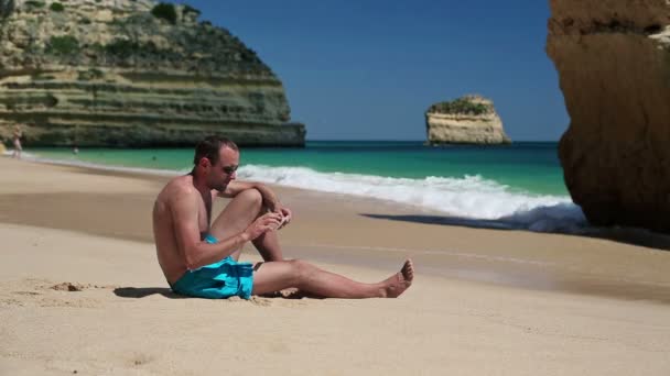 Hombre tomando fotos con teléfono celular — Vídeos de Stock