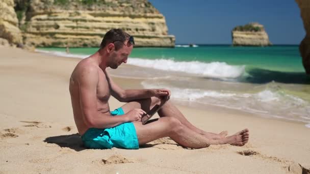 Homem com computador tablet — Vídeo de Stock