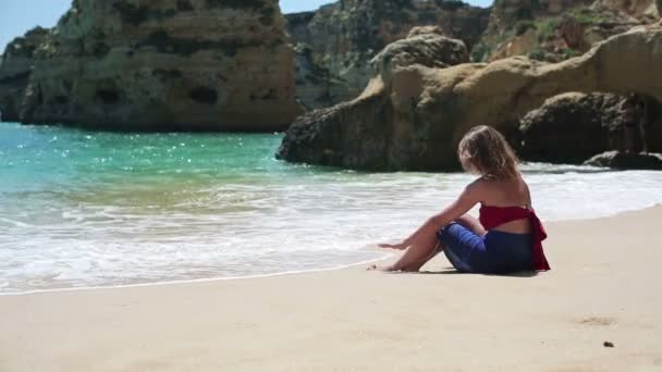 Mulher Relaxante na praia — Vídeo de Stock