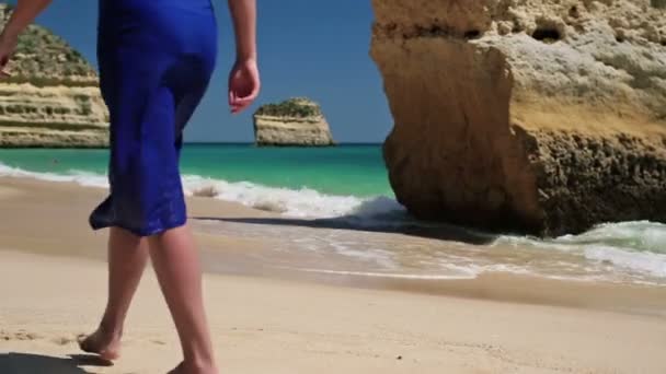 Mujer caminando en la playa — Vídeo de stock