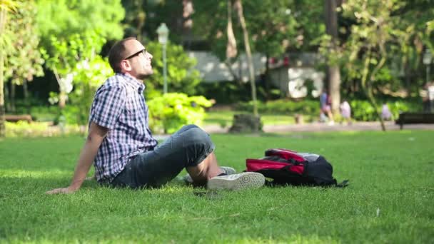 Étudiant se relaxant dans le parc — Video