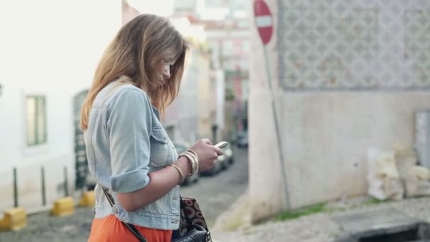 Femme prenant des photos avec téléphone portable — Video