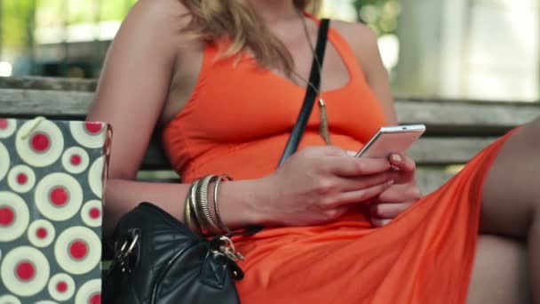 Sexy vrouw met behulp van smartphone — Stockvideo