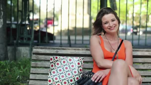 在城市公园的幸福美丽的女人 — 图库视频影像