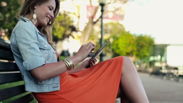 Wanita dengan komputer tablet di taman — Stok Video