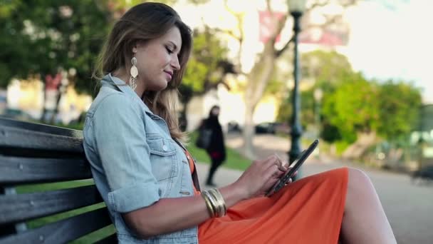 Mujer con Tablet PC en el parque — Vídeo de stock