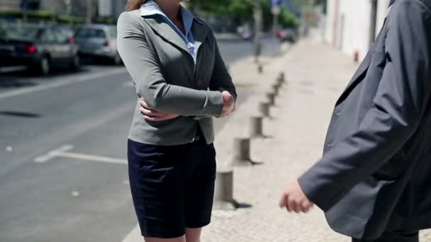 Homem de negócios e mulher de negócios reunidos na cidade — Vídeo de Stock