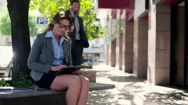 Businesswoman with tablet in the city — Stock Video