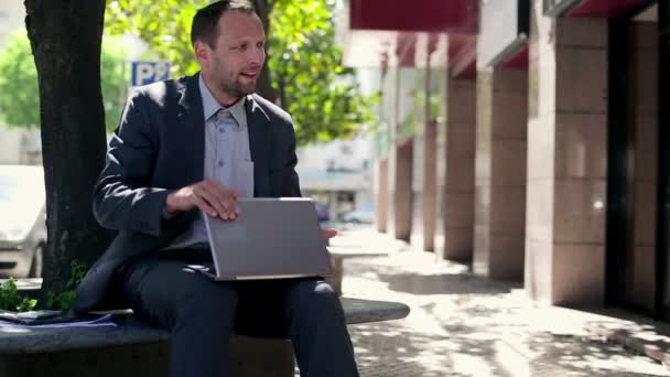 Businessman finishing work on laptop — Stock Video