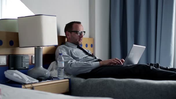 Businessman working on laptop in hotel room — Stock Video