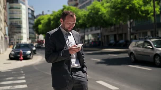 Businessman with smartphone in the city — Stock Video