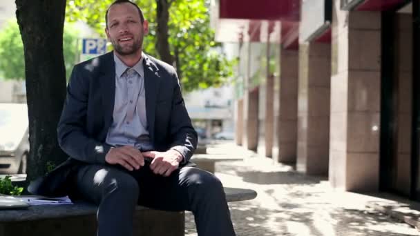 Happy businessman in the city — Stock Video