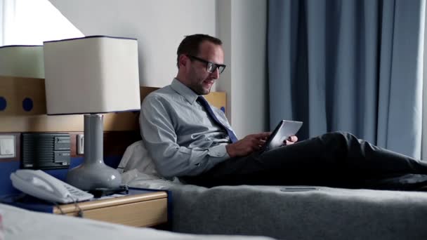 ホテルの部屋でタブレット コンピューターを持ったビジネスマン — ストック動画