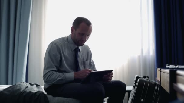 Homme d'affaires avec tablette informatique dans la chambre d'hôtel — Video