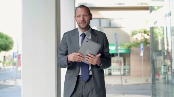 Hombre de negocios feliz con Tablet PC — Vídeo de stock