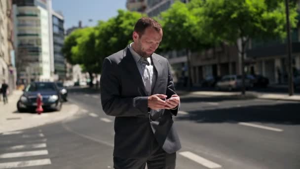 Businessman waiting for someone in city — Stock Video