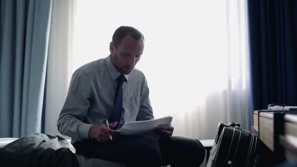 Homme d'affaires travaillant avec des documents — Video