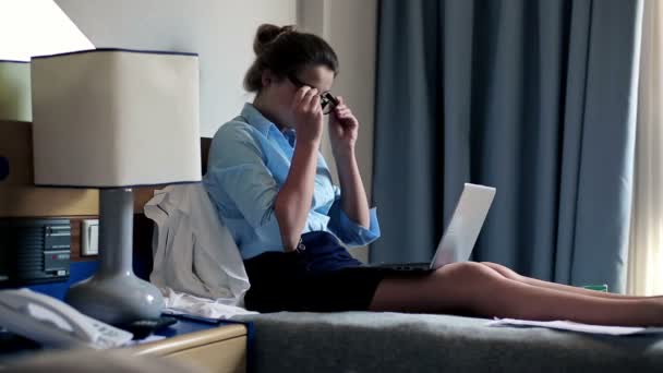 Businesswoman working on laptop in hotel room — Stock Video