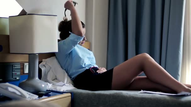 Otel odasında rahatlatıcı iş kadını — Stok video