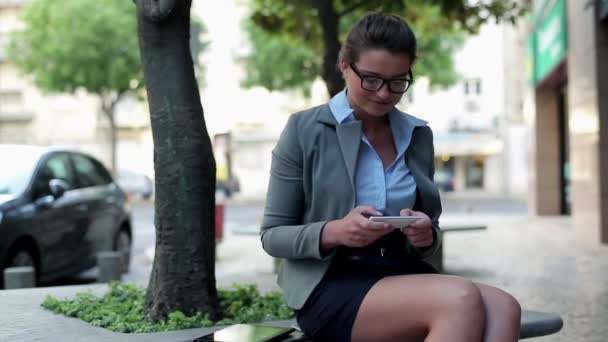 Деловая женщина со смартфоном в городе — стоковое видео