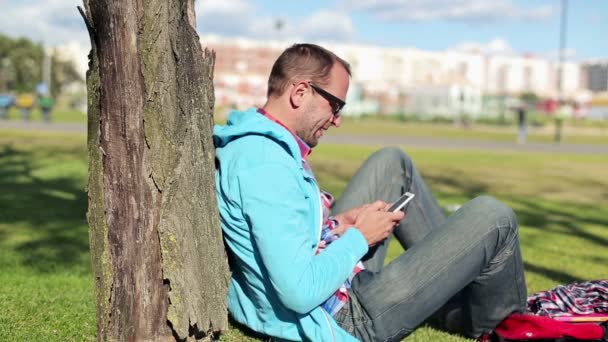 Estudiante con smartphone en el parque — Vídeos de Stock