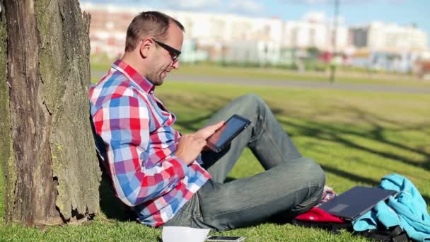 Student met tablet pc in park — Stockvideo