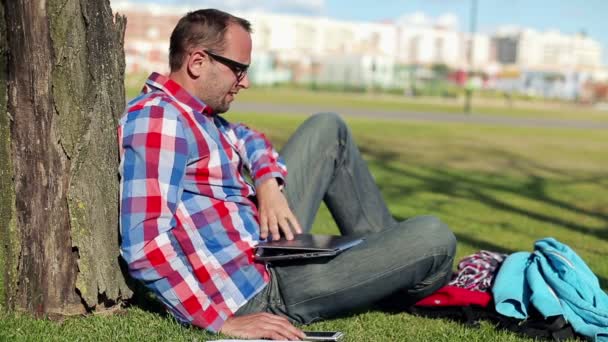 Studente oberato di lavoro con laptop — Video Stock